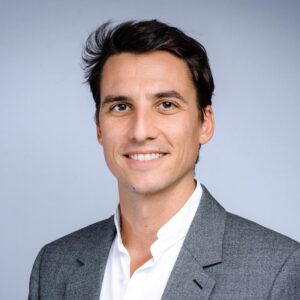 portrait de Maxence en costume